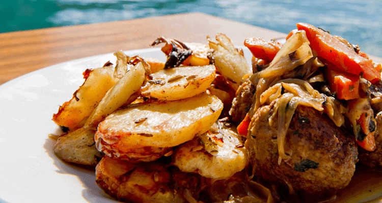 Surfside Bar & Grill - Le Petit Maltais