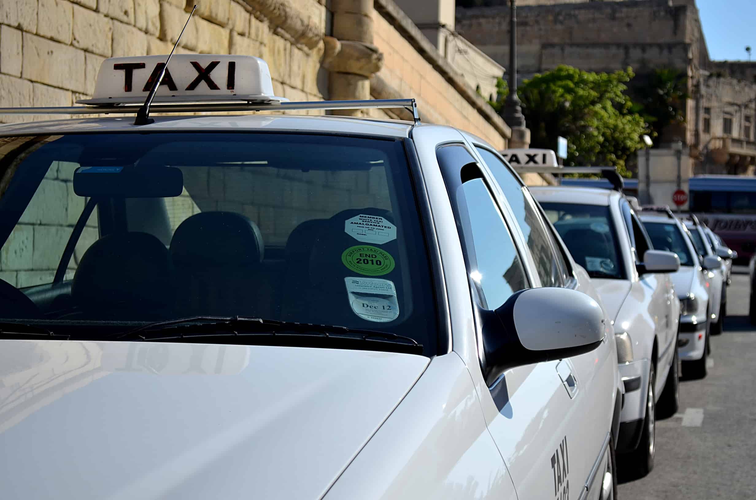 Les Conseils pour survivre à Malte : éviter les taxis blancs