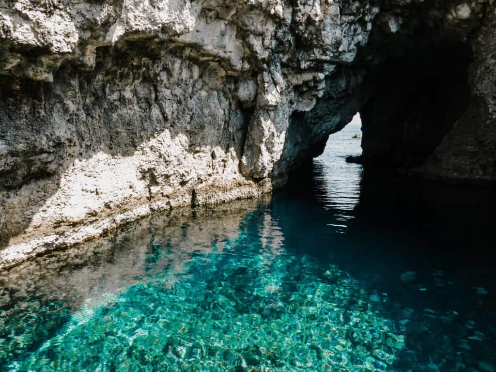 Meilleures plages de Gozo à Malte - Grotte aux eaux turquoise